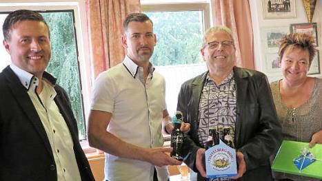 Ein herzliches Dankesch&ouml;n an Theo Wittmann (Dritter von links) sagen Frank Mirsberger, Sven D&uuml;bel und Susi Mayr (von links)  Foto: Monika Sch&uuml;tz