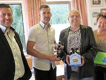 Ein herzliches Dankeschön an Theo Wittmann (Dritter von links) sagen Frank Mirsberger, Sven Dübel und Susi Mayr (von links)  Foto: Monika Schütz