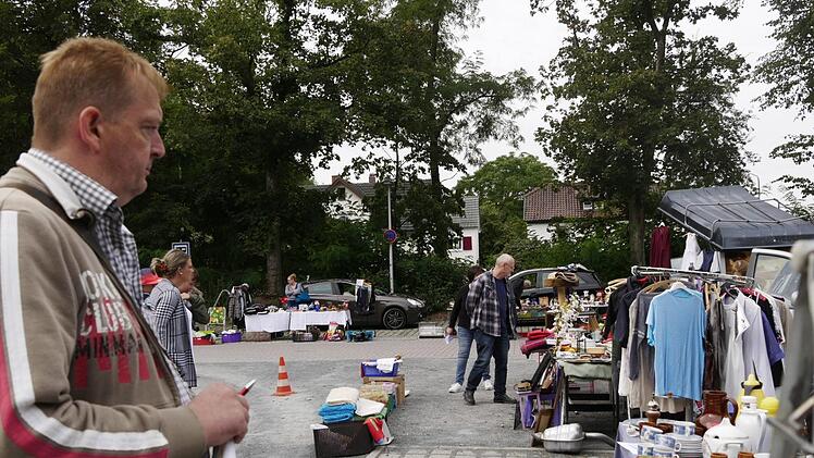 Marktveranstalter Kai Freyer  lässt den Blick  über den Flohmarkt  schweifen. Die Vorlieben seiner Neustadter kennt er zu genüge.    - Foto: Manja von Nida