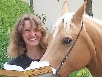 In ihrem Buch "Harmonie von Mensch und Pferd - Die Rai-Reitweise" beschreibt Claudia Kißmehl auch eigene Erfahrungen.  Foto: Mathias Erlwein