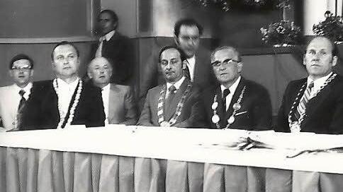 Zeitzeugen der Urkundenunterzeichnung für die Partnerschaft des Landkreises mit dem District du Tricastin im Haßfurter Schulzentrum waren (von links): Günter Lipp (Kreisrat), Erwin Borst (Bürgermeister von Hofheim, Kreis- und Bezirksrat), zwei Unbekannte, Rudolf Mett (Bürgermeister von Königsberg), Erich Weber (Zweiter Bürgermeister von Ebern), Hans Schömig (Bürgermeister von Eltmann), Rolf Feulner (Bürgermeister von Ebern, Kreisrat), Alfons Schwanzar (Bürgermeister von Haßfurt) und der Landr...