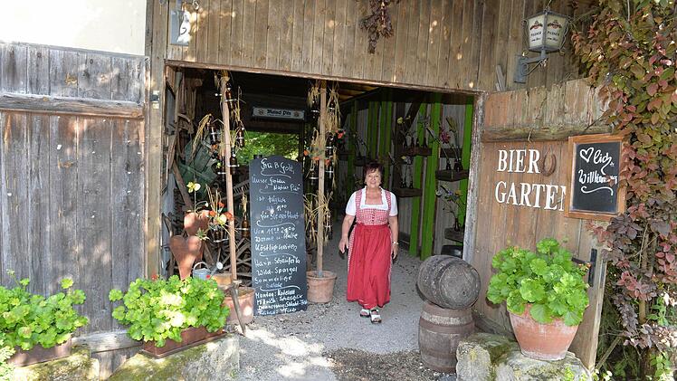 Ganz versteckt liegt der Biergarten hinter dem Haus.
