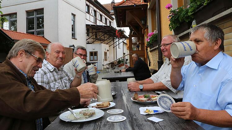 Eine Einkehr auf dem Brauereiweg dient sowohl der eigenen Stärkung wie der Stärkung der Region. Foto: Barbara Herbst