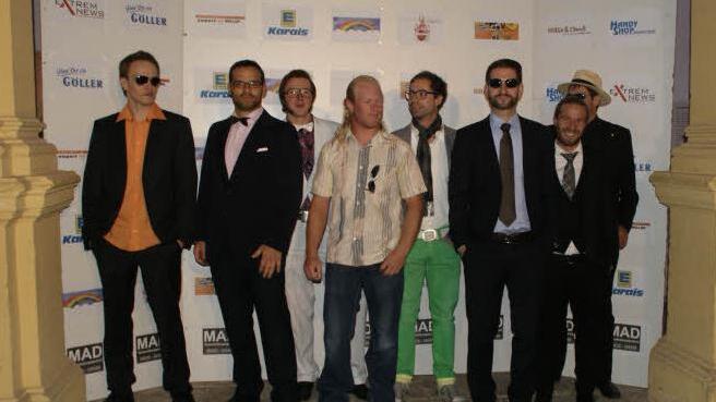 Ganz Hollywoodlike präsentierte sich das Film-Team vor der Fotowand (von links): Michael Heppt, "Hülle" Christian Hülz, "Chuck" Thomas Klug, Frank Rosner, Matthias Schmelzer, Christian Schertel sowie Tobias Hümpfner und Oti Schmelzer (teilweise verdeckt).