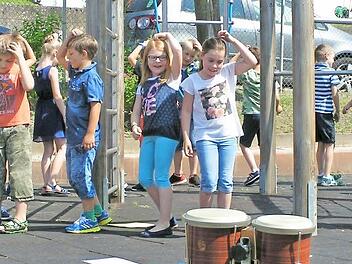 Kinder der Grundschule Weilsersbach bei dem Spiel "Eine Reise nach Afrika"  Foto: Heidi Amon