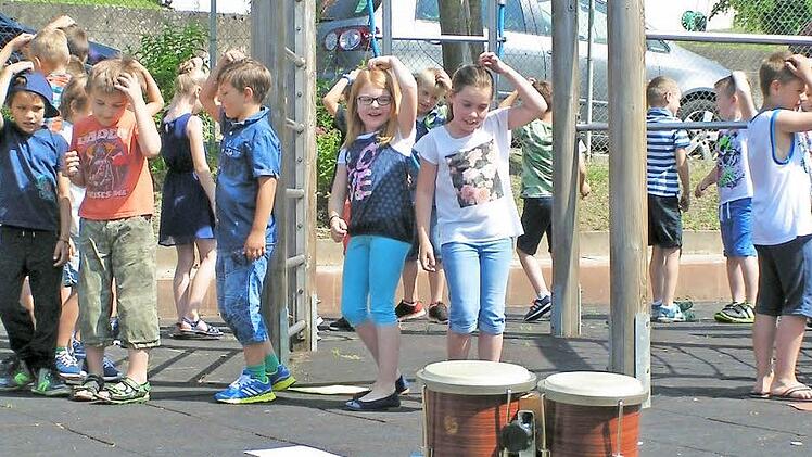 Kinder der Grundschule Weilsersbach bei dem Spiel "Eine Reise nach Afrika"  Foto: Heidi Amon