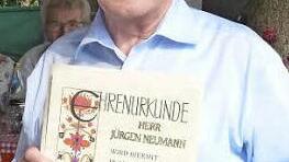 J&uuml;rgen Neumann wurde die Ernennungsurkunde zum Ehrenmitglied &uuml;berreicht. Foto: privat
