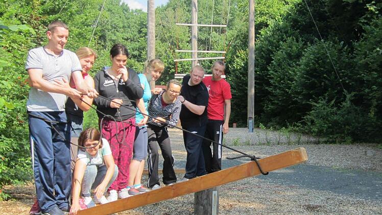 Paul Spädt, Olena Grinko, Nadja Spädt, Amelie Welz, Nadja Merkel, Roza Koch, Dmitrij Merkel und Viktor Koch (von links) machte das Familienwochenende viel Spaß. Foto: Caritas