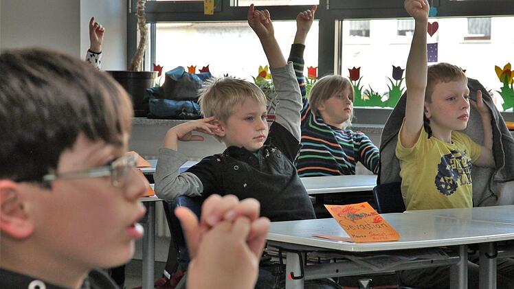 Eifrig machen die Kinder mit und geben Beispiele dafür, was junge Menschen besonders gut können und was alte gut beherrschen. Foto: Michael Will / BRK