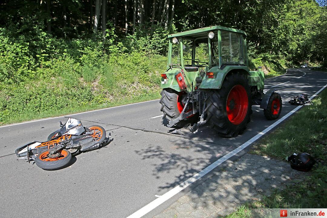 Kreis Bamberg: 17-jähriger Motorradfahrer fährt auf Traktor auf und wird schwer verletzt