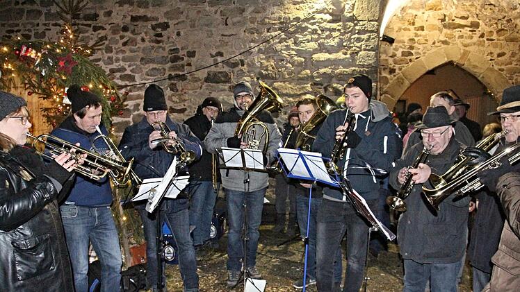 Der Posaunenchor Ermershausen sorgte für weihnachtliche Stimmung im weiten Rund der Ruine Dippach, wo sich Besucher eng drängelten.Helmut Will
