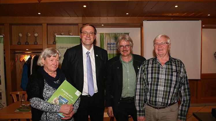 Rosemarie und Edi Zöbelein werden von Kreisvoritzenden Uli Buchholz (Zweiter v. l.) und dem Landesvorsitzenden Richard Mergner (Dritter v. l.) für 25 Jahre Engagement im BN geehrt.  Foto: Sylvia Hubele