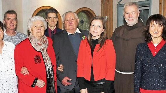 Bei der Gratulation (von links): Schwiegertochter Petra, Sohn Rudolf, Jubelbraut Christa Groh, Enkel Dominik, Jubelbräutigam Adolf Groh, Enkelin Ann-Kathrin, Pater Rufus Witt, Bürgermeisterin Christine Frieß und Sohn Harald  Foto: Roland Dietz