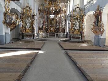 Ungewohnt leer sieht es momentan in der Wallfahrtskirche in Limbach aus. Die alten Sitzbänke werden generalüberholt. Christian Licha