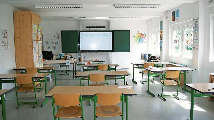 Das Klassenzimmer im Container ist groß, hell und mit allem ausgestattet, was es für einen modernen Unterricht braucht.