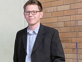 Robin Müller (im Bild) tritt die Nachfolge von Philipp Hacker an und wurde von Bürgermeister Norbert Groß als Jugendsprecher vereidigt.