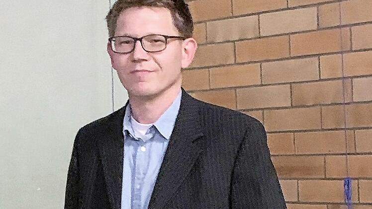 Robin Müller (im Bild) tritt die Nachfolge von Philipp Hacker an und wurde von Bürgermeister Norbert Groß als Jugendsprecher vereidigt.