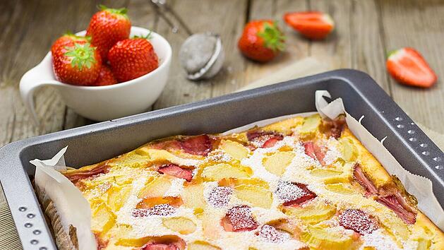 Mit Erdbeeren und/oder &Auml;pfeln schmeckt der Low-Carb-Quarkauflauf besonders lecker.