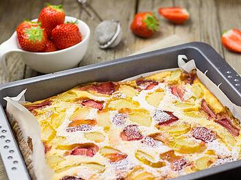 Mit Erdbeeren und/oder &Auml;pfeln schmeckt der Low-Carb-Quarkauflauf besonders lecker.