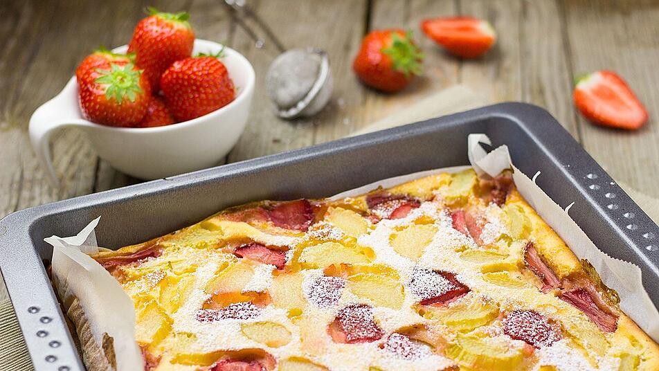 Mit Erdbeeren und/oder Äpfeln schmeckt der Low-Carb-Quarkauflauf besonders lecker. Mit Erdbeeren und/oder Äpfeln schmeckt der Low-Carb-Quarkauflauf besonders lecker.