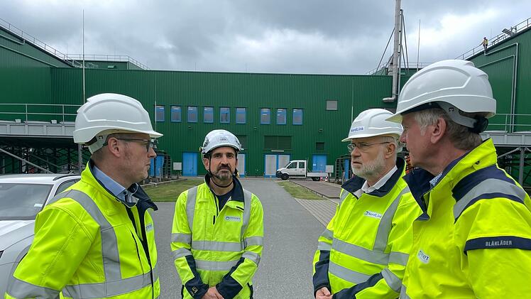 Harald Lesch (zweiter von links) informiert sich über mögliche Bedrohungen des deutschen Stromsystems.