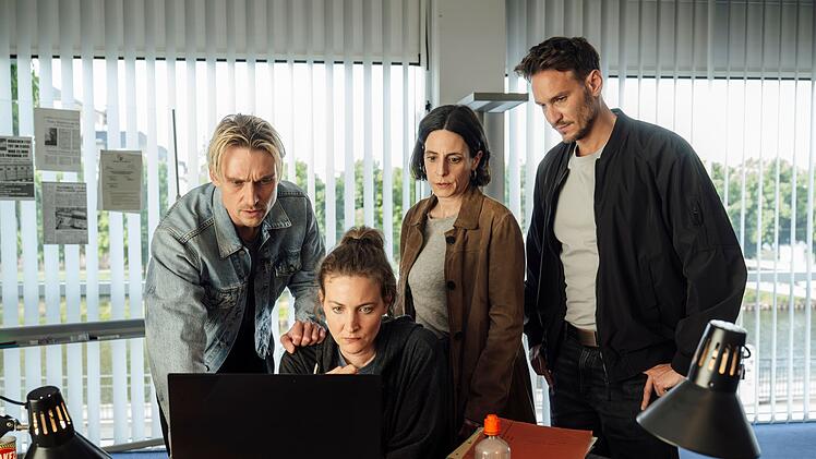 Ein Jahr nach den dramatischen Ereignissen in "Tatort: Das Ende der Nacht" ermitteln Adam Sch&uuml;rk (Daniel Str&auml;&szlig;er, links), Pia Heinrich (Ines Marie Westernstr&ouml;er, zweite von links), Esther Baumann (Brigitte Urhausen) und Leo H&ouml;lzer (Vladimir Burlakov) wieder gemeinsam.