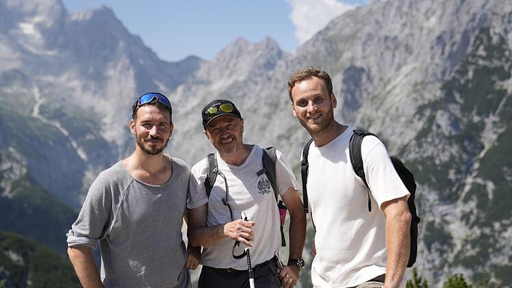 Die Ski-Legenden Felix Neureuther (links) und Vater Christian Neureuther (Mitte) sprechen mit Psychologe Leon Windscheid bei einer Bergwanderung bei Garmisch &uuml;ber ihre Vater-Sohn-Beziehung.