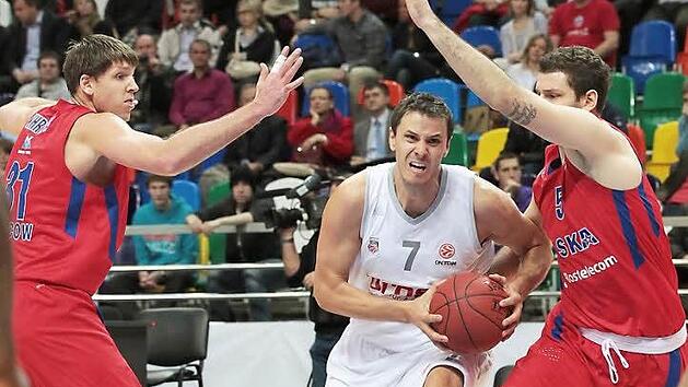 Boki Nachbar (mit Ball) zieht gegen Viktor Khryapa (l.) und Vladimir Micov zum Korb. Foto: Maxim Shipenkov/dpa
