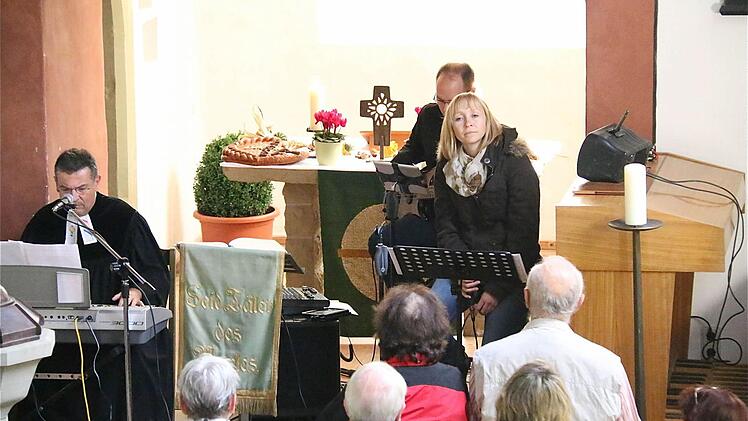 Musikalischer Gottesdienst mit Pfarrer Thomas Linder am Keyboard (links) zusammen mit Sängerin Sabine Schramm und Bassist Markus Weber.