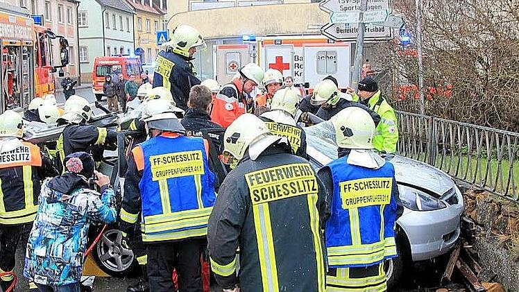 Die Unfallverursacherin musste von der Feuerwehr aus ihrem Auto befreit werden. Die Frau wurde schwer verletzt, schwebt aber nicht in Lebensgefahr. Foto: Ferdinand Merzbach