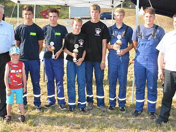 Diese Vertreter der Jugendfeuerwehren aus Ermershausen, Unterpreppach und Trossenfurt-Tretzendorf waren beim Volleyballturnier erfolgreich waren. Unser Bild zeigt ferner (links) Lagerleiter Peter Hegemann und Kreisfeuerwehrjugendwart Johannes Krines (rechts). Foto: Schmidt