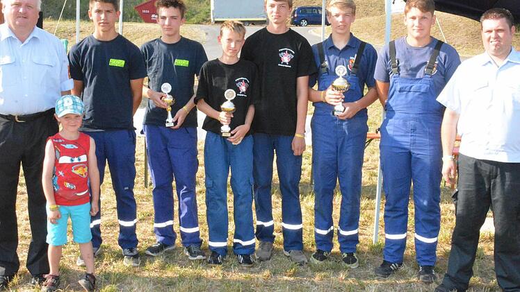 Diese Vertreter der Jugendfeuerwehren aus Ermershausen, Unterpreppach und Trossenfurt-Tretzendorf waren beim Volleyballturnier erfolgreich waren. Unser Bild zeigt ferner (links) Lagerleiter Peter Hegemann und Kreisfeuerwehrjugendwart Johannes Krines (rechts). Foto: Schmidt