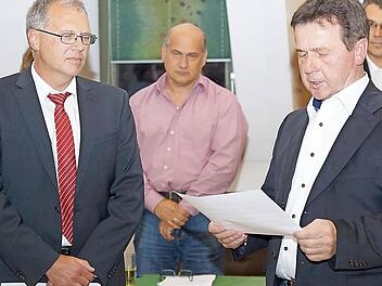 Bürgermeister Volker Dittrich (links) vereidigt seinen neuen Stellvertreter Andreas Schonath. Foto: Johannes Michel