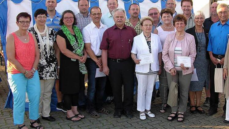 Sie wurden im Rahmen des TSV Sommerfestes für 25-jährige Treue zur Sportbewegung in Gestungshausen ausgezeichnet. Foto: Klaus Oelzner