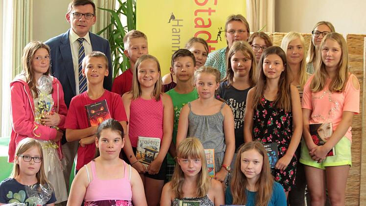 B&uuml;rgermeister Armin Warmuth gratulierte den Gewinnern, die bei der Verlosungsaktion der Stadtbibliothek Hammelburg gewonnen haben. Foto: Stadtbibliothek Hammelburg