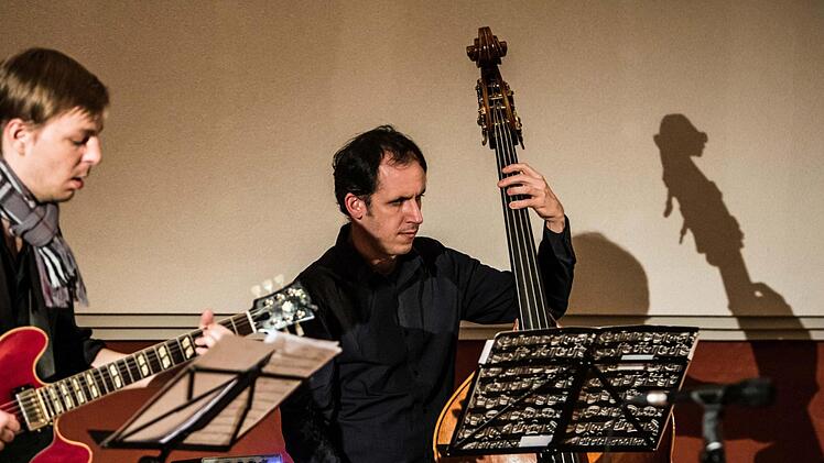 Mit ihrer Band und dem Programm "Jazz it" gastierte die Schlagzeugerin Mareike Wiening im Coburger Contakt.Foto: Jochen Berger