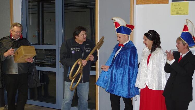 Bürgermeister Hans Pietz und sein Stellvertreter Wolfgang Förtsch hatten aufgrund der anrückenden närrischen Übermacht keine andere Wahl, als Rathausschlüssel und Gemeindekasse an das Prinzenpaar der Dolonia-Faschingsgesellschaft Pressig zu übergeben. Foto: Veronika Schadeck