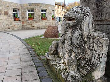 Ein neuer Gedenkstein (im Hintergrund) ziert seit kurzem den Platz vor dem Alten Rathaus in Bad Brückenau. Noch fehlt die Tafel, die auf die Freundschaft zwischen den Städten hinweist. Julia Raab