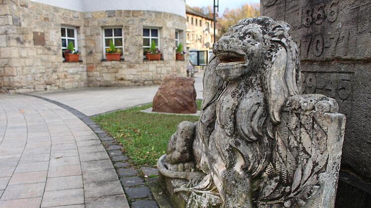 Ein neuer Gedenkstein (im Hintergrund) ziert seit kurzem den Platz vor dem Alten Rathaus in Bad Brückenau. Noch fehlt die Tafel, die auf die Freundschaft zwischen den Städten hinweist. Julia Raab