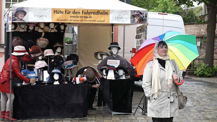 Modische Hüte für den Fahrradhelm wurden angeboten