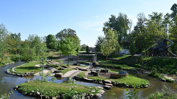 ... der Wasserspielplatz auf der Erba-Insel. Foto: Ronald Rinklef
