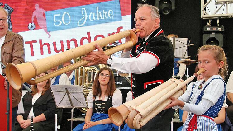 Sogar aus der Schweiz kamen Gäste, um dem TSV Thundorf ein Ständchen zu bringen, zum Teil mit ungewöhnlichen Instrumenten. Den Ehrenvorsitzenden Philipp Bauernschubert (links) freut's. Foto:  Dieter Britz