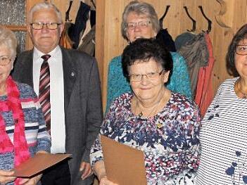 Elisabeth Wunder (2. v. r.) und Elisabeth Müller (l.) wurden für Vereinstreue ausgezeichnet. Mit im Bild (v. l.) Bernhard Zipfel als Vorsitzender des Fränkischen Sängerbundes, 2. Vorsitzende Sylvia Hornfeck und Vorsitzende Irene Kuhnlein  Foto: Michael Wunder