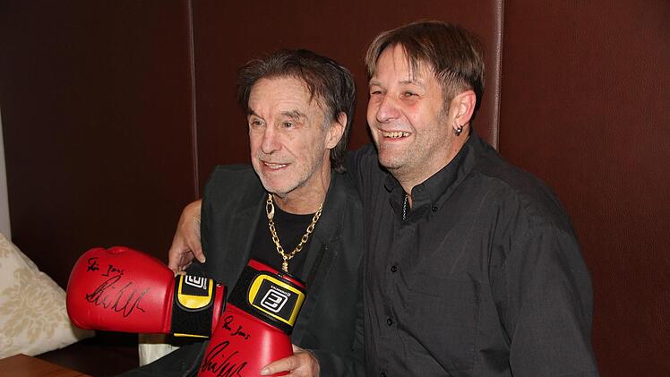 Jens N&ouml;hrba&szlig; kaufte eigens f&uuml;r das Meet-And-Greet im Hotel Dappers Boxhandschuhe zum signieren. Foto: Johannes Schlereth