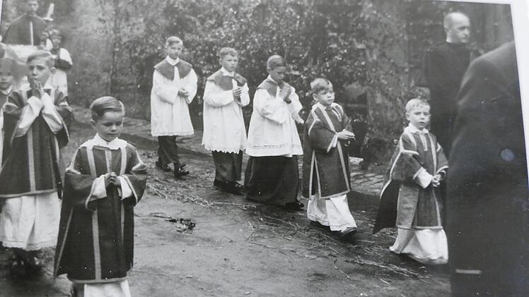 Albert (links vorn) als Ministrant