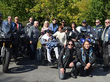 Umringt von Maschinen und Bikern - ein toller Moment für Bernd Buchenau, der mit dem Motorrad verunglückte und seither gelähmt ist.