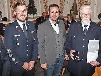 Karl-Heinz J&auml;ger (mit Urkunde) ist mit dem Ehrenkreuz in Silber ausgezeichnet worden. Mit ihm freuen sich (v. l.) der stellvertretende Kommandant Kevin Baumann, Kommandant Philipp Hensel, B&uuml;rgermeister Mario Sch&ouml;nwald und KBR Tim Vogler.