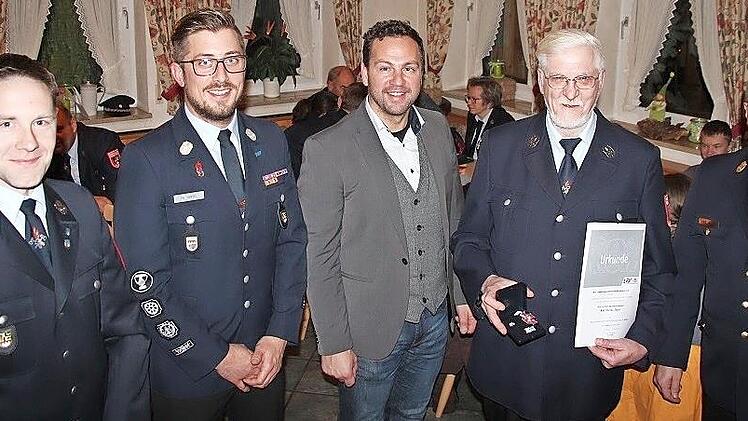 Karl-Heinz J&auml;ger (mit Urkunde) ist mit dem Ehrenkreuz in Silber ausgezeichnet worden. Mit ihm freuen sich (v. l.) der stellvertretende Kommandant Kevin Baumann, Kommandant Philipp Hensel, B&uuml;rgermeister Mario Sch&ouml;nwald und KBR Tim Vogler.