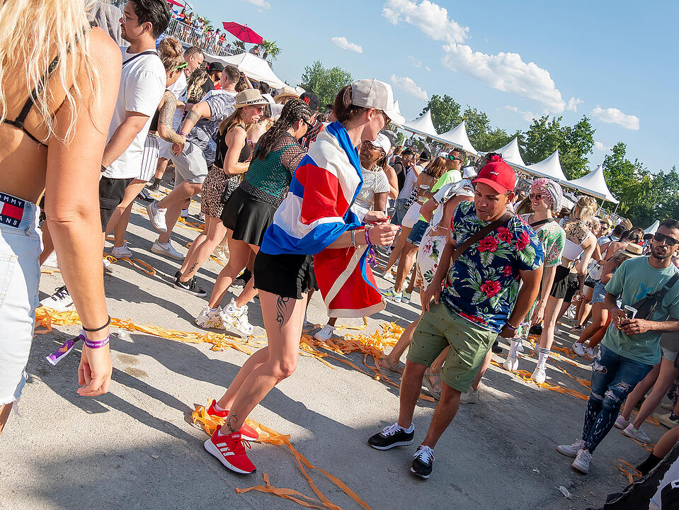 Mit internationalen und nationalen Live-Acts!