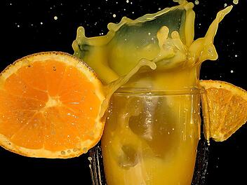 Die Deutschen lieben Orangensaft.